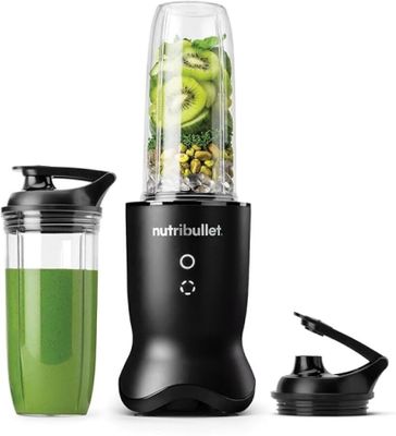 un mixeur contenant un liquide vert