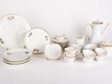 beaucoup de vaisselle et de tasses blanches sur la table