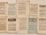 six pages tirées de vieux livres sont empilées les unes sur les autres