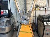 deux machines qui se trouvent ensemble dans une pièce