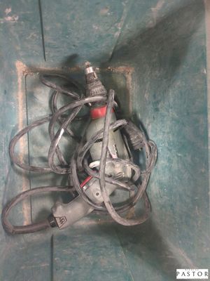 une boîte métallique contenant tout un tas de fils