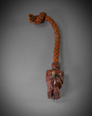un gros plan d'un objet en bois auquel est attachée une corde