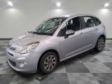 la petite voiture argentée est garée sur un carrelage à carreaux