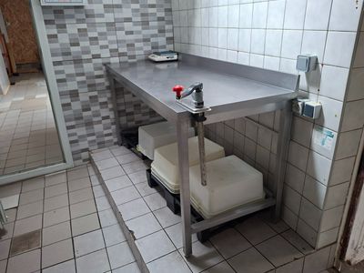 une salle de bain avec un lavabo et un miroir