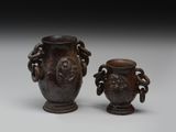 paire de vases chinois en bronze munis d’anses et de poignées