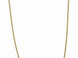un collier à chaîne en or avec un fermoir sur fond blanc