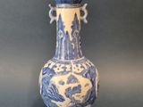 un vase bleu et blanc posé sur une table