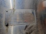 une plaque métallique fixée sur le flanc d'un réservoir métallique