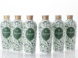 quatre bouteilles de thé vert présentant des taches noires et blanches