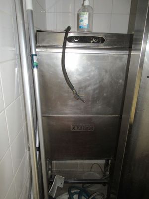 une photo d'une rondelle en acier inoxydable dans une salle de bains