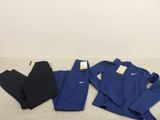un survêtement Nike bleu et un legging Nike noir