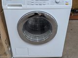 une machine à laver posée sur le sol