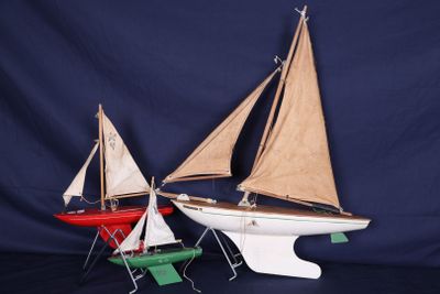 trois petits voiliers posés sur une table