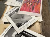 beaucoup de livres posés sur une table décorée d'images