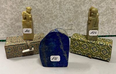 Trois types de statues différents sont exposés sur une table