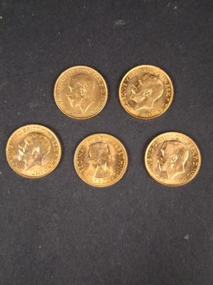 quatre pièces d'or sur lesquelles figure l'effigie d'un homme