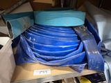 une grande quantité d'objets bleus et blancs dans une boîte