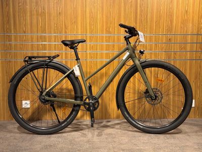 un vélo garé devant un mur en bois