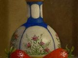 tableau représentant un vase bleu et blanc orné de fraises posé sur une table