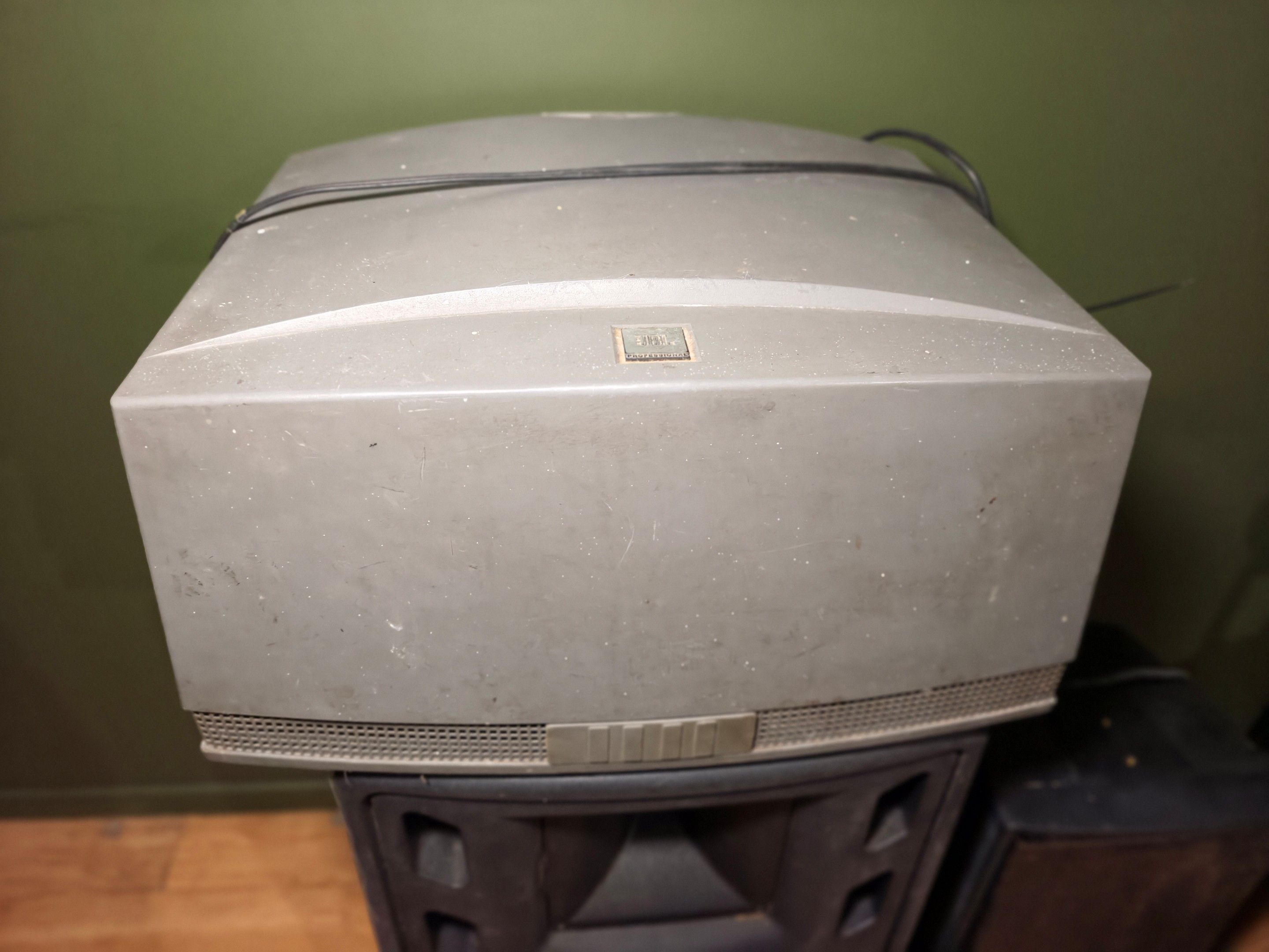 Amplificateur JBL et 2 enceintes JBL (en l'état)