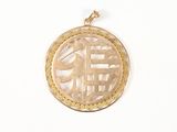 une image représentant un pendentif en or orné d'un symbole chinois