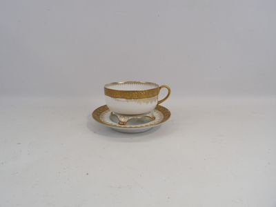 une tasse et une soucoupe posées sur une table blanche