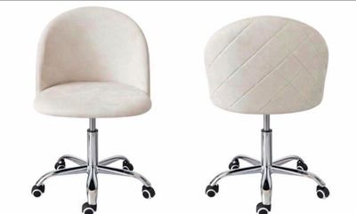 deux chaises de bureau blanches à roulettes sur fond blanc