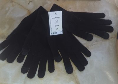 une pile de gants noirs posée sur une table