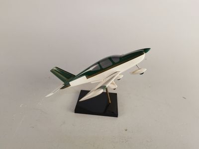 une petite maquette d'avion posée sur un socle