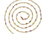 un ensemble composé d'un collier et d'un bracelet multicolores sur fond blanc