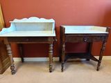 deux petites tables placées l'une à côté de l'autre