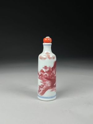 une prunière en porcelaine orange et blanche ornée d'un dragon