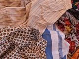 une pile de vêtements sur un lit