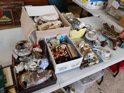 une table sur laquelle se trouvent de nombreux objets