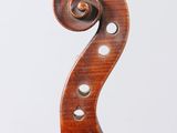 un vieux violon avec un fond en bois et un long manche