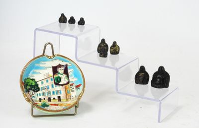 une petite assiette sur laquelle est représenté un bâtiment