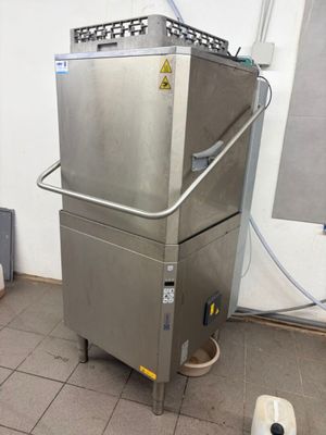 a machine that is sitting on the floor in a room