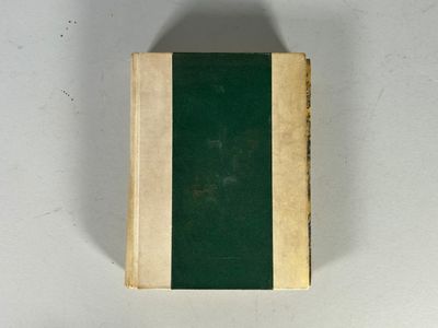 un livre vert orné d'une bande blanche