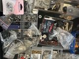 une étagère noire sur laquelle sont disposés de nombreux objets divers