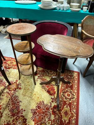 trois tables et deux chaises dans une pièce où il y a un tapis au sol