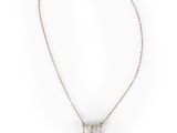 un collier en argent composé de trois barrettes montées sur une chaîne