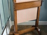 une table en bois sur laquelle est posé un panier