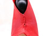 une tête de mannequin recouverte d'une cape rouge