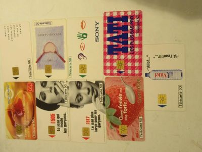 de nombreuses cartes de crédit posées sur une table