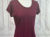 le haut d'un t-shirt pour femme sur un mannequin