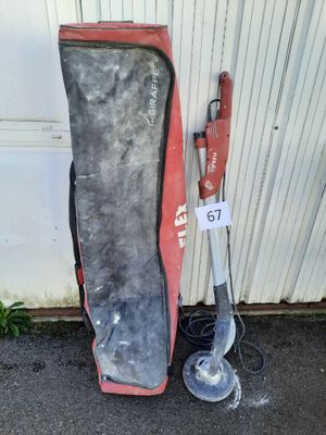 un sac à snowboard et un support à snowboard devant une porte de garage