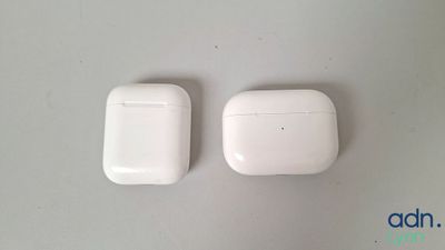 deux AirPods blancs posés l'un à côté de l'autre sur une table