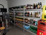 de nombreuses bouteilles d'alcool sur les étagères de la pièce