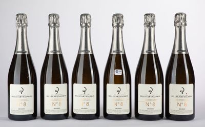 six bouteilles de vin alignées sur une table