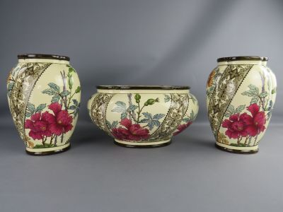 trois vases ornés de motifs floraux, disposés les uns à côté des autres